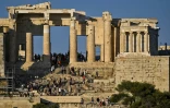 Des touristes visitent le site antique de l'Acropole, le 21 juin 2023 à Athènes