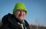 Nikita Tananaev, directeur du laboratoire du climat de l'Université fédérale du Nord-Est, observe les "bylars" près du bourg de Tchouraptcha, à environ 135 kilomètres de Yakoutsk, en Sibérie orientale, le 29 mars 2025