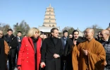 Emmanuel et Brigitte Macron lors de la visite de la Grande pagode de l'oie sauvage, aprÚs leur arrivée en Chine, à Xian, le 8 janvier 2018
