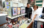 Maggie Chan (D) et Tony Lai (G) devant leur maquette dans leur studio à Hong Kong le 23 juin 2021