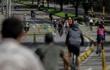 Des cyclistes lors de la journée hebdomadaire sans voiture à Bogota, le 8 décembre 2024 en Colombie