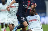 Le milieu du PSG Carlos Soler (c) entre les Strasbourgeois Jessy Deminguet (g) et Marvin Senaya, le 21 octobre 2023 au Parc des Princes  