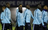 Le milieu de terrain de l'équipe de France Lassana Diarra (c), entouré de ses coéquipiers, à l'entraînement à Clairefontaine, le 10 novembre 2015