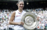 L'Allemande Angelique Kerber pose avec son trophée après sa victoire face à l'Américaine Serena Williams en finale à Wimbledon, le 14 juillet 2018