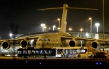 Des Afghans débarquent d'un avion C-17 à l'aéroport de Schipol, près d'Amsterdam, le 18 août 2021 aux Pays-Bas