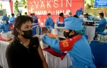 Un centre de vaccination contre le Covid-19 à Denpasar, le 26 juin 2021 en Indonésie
