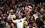 Un fan des San Antonio Spurs brandit un portrait de la jeune recrue française Victor Wembanyama lors d'un match de NBA contre les Dallas Mavericks, le 25 octobre 2023