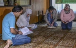 Hadi Hussein, Malak Hadi Hussein, Mohammad Hadi Hussein and Alaa Hasan Ahmed, prient ensemble Ă la Maison culturelle islamique Ahlul Bayt, Ă Bogota le 8 avril 2017
