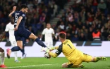 Le gardien niçois Marcin Bulka décisif devant l'attaquant parisien Gonçalo Ramos lors de PSG-Nice (1-3) pour la 31e journée de Ligue 1 au Parc des Princes le 25 avril 2025