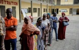 Des électeurs attendent de voter pour la présidentielle ivoirienne dans le quartier de Yopougon, à Abidjan, le 25 octobre 2025