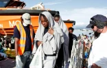 Photo fournie par la Croix rouge italienne de migrants débarquant à Vibo Marina après une opération de sauvetage en mer Méditerranée, le 22 octobre 2016