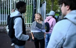 La militante écologiste suédoise Greta Thunberg parle à des jeunes qui se préparent à bloquer le lycée Paul-Eluard de Saint-Denis, le 13 octobre 2026