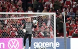 Le gardien danois Kasper Schmeichel à l'échauffement avant d'affronter l'Autriche en qualifications à la Coupe du monde 2022 le 12 octobre 2021 au stade Parken de Copenhague