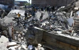 Un secouriste cherche des survivants à Pereira, Colombie, le 11 août 2026