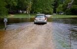 La voiture de Michael Lavin, le directeur des collections de Jamestown Rediscovery, à travers l'inondation, le 10 mai 2022. D'ici la fin du siècle avec le réchauffement climatique, cette hauteur d'eau sera la nouvelle norme