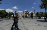 Des policiers turcs patrouillent devant l'ex-basilique Sainte-Sophie Ă Istanbul, le 11 juillet 2020