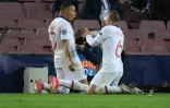 L'attaquant français du Paris-SG, Kylian Mbappé (g), fête un but avec son coéquipier, le milieu italien Marco Verratti, lors du 8e de finale aller de la Ligue des champions face au FC Barcelone, au Camp Nou, le 16 février 2021