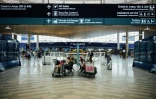 Des voyageurs au terminal 2 de l'aéroport d'Helsinki, le 19 août 2022 en Finlande