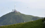 Le Puy de Dôme avec à son sommet une antenne de communication