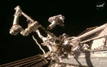 Capture d'écran d'un direct vidéo de la Nasa réalisée le 25 août 2026 montrant les astronautes Anil Menon (gauche) et Sophie Adenot dans l'espace hors de la Station spatiale internationale