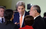 Le secrétaire d'Etat américain John Kerry (c) avec le représentant chinois pour le changement climatique Xie Zhenhua (d) au Bourget, le 12 décembre 2015
