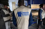 Des bénévoles d'Emmaüs à l'ouverture d'un camp pour migrants le 8 novembre 2016 à Paris