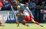 L'arrière perpignanais Melvyn Jaminet tente d'échapper au plaquage d'un joueur biarrot, lors de leur match de Top 14, le 11 septembre 2021 au Stade Aimé-Giral