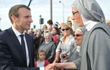 Emmanuel Macron serre la main d'une religieuse alors qu'il rencontre la foule réunie dans les rues d'Orléans pour les "fêtes johanniques" d'hommage à Jeanne d'Arc le 8 mai 2016