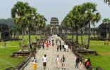 Des touristes visitent le temple d'Angkor Wat, le 8 avril 2022 à Siem Reap, au Cambodge