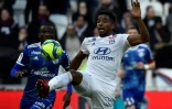 Le milieu de Lyon Thiago Mendes (d) devant l'attaquant de Strasbourg Kevin Zohi, le 16 février 2020 à Décines-Charpieu  