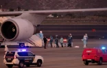 Les passagers évacués du navire de croisière MV Hondius, battant pavillon néerlandais, se préparent à embarquer à bord d’un avion à destination des États-Unis à l’aéroport de Tenerife, dans l’archipel espagnol des Canaries, le 10 mai 2026

