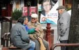 Des habitants de la ville devant une affiche électorale de Jean-Luc Mélenchon le 3 février 2017 à Carmaux