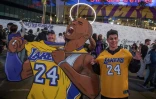 Des fans des Lakers avant l'hommage à Kobe Bryant, le 31 janvier 2020 au Staples Center de Los Angeles