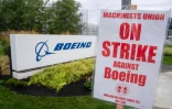Une pancarte "en grève" à l'entrée de l'usine Boeing de Renton dans l'ouest des Etats-Unis, le 13 septembre 2024