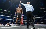 Tony Yoka est compté par l'arbitre après avoir subi un knockdown sur un crochet de Martin Bakole dans leur combat à Paris, le 14 mai 2022  