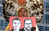 Les portraits du journaliste britannique Dom Phillip et de l'expert brésilien Bruno Pereira disparus en Amazonie, lors d'un rassemblement d'indigènes et de militants d'Extinction Rebellion devant la Commission européenne, le 16 juin 2022 à Bruxelles