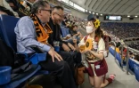 La vendeuse Mariko Matsumoto lors d'un match de baseball à Tokyo, le 28 avril 2023
