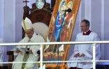 Le pape François (G) célèbre samedi 29 avril 2017 une messe devant des milliers de fidèles dans un stade du Caire