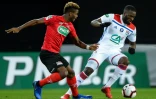 Le milieu de terrain de Lyon Tanguy NDombelé (d) lors du match de Coupe de France face à Guingamp, le 7 février 2019 au Roudourou