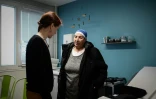 Delloula Aouaz (d), habitante de la cité du Franc-Moisin, lors d'une consultation avec le Dr Anne-Gaëlle Provost (g) au centre de santé associatif "Place Santé", le 16 avril 2019 en Seine-Saint-Denis