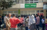 Des habitants font la queue le 25 septembre 2026 pour acheter des cartes SIM dans un magasin de téléphonie de Mekele, la capitale de l'Etat régional du Tigré (Ethiopie), où les réseaux téléphoniques et internet ont depuis été quasiment coupés