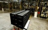 Un robot déplace une palette de batteries à l'usine d'Automotive Cells Company (ACC), qui produit des batteries lithium-ion pour les véhicules électriques, le 2 décembre 2024 à Douvrin, dans le Pas-de-Calais
