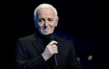 Le chanteur franco-arménien Charles Aznavour chante au Palais des Sports de Paris le 21 décembre 2016