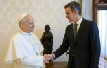 Le pape Léon XIV (gauche) salue le Premier ministre espagnol Pedro Sanchez, le 27 mai 2026 au Vatican