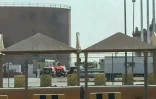 Capture d'écran tirée d'une vidéo d'AFPTV prise le 19 septembre 2026 montrant des camions de pompiers et des véhicules de police sur les lieux d'un incendie au dépôt de carburant d'Aramco, près de l'aéroport international de Ryad