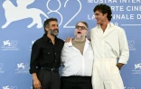 Le réalisateur mexicain Guillermo del Toro entouré des acteurs Oscar Isaac (gauche) et Jacob Elordi (droite) lors de la présentation du film "Frankenstein" à la Mostra de Venise le 30 août 2025 