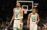 Jayson Tatum (g) et Malcolm Brogdon des Boston Celtics au cours du match N.1 de la finale de Conférence Est en NBA contre le Miami Heat le 17 mai 2023 au TD Garden à Boston