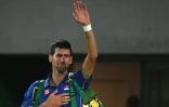 Le Serbe Novak Djokovic, en pleurs, salue le public après son élimination par l'Argentin Juan Martin Del Potro au 1er tour du tournoi olympique à Rio, le 7 août 2016