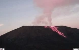 Lundi 14 décembre 2009 - L'éruption volcanique vue du piton de Bert (Photo Observatoire volcanologique)