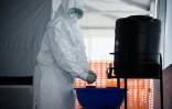 Un membre du personnel médical de l'unité de traitement du virus Ebola, le 12 décembre 2018 à Bwera, en Ouganda, à la frontière avec la RDC